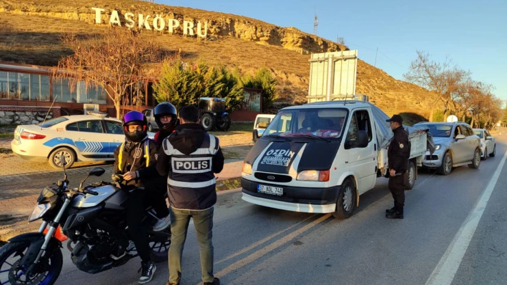 Taşköprü'de Trafik Denetimleri Hız Kesmeden Devam Ediyor