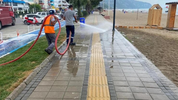 Tatil Beldesinde Yıkama Çalışması