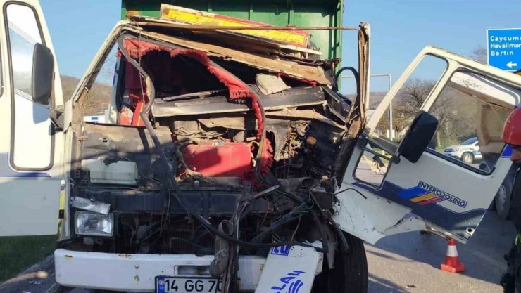 Tavuk Taşıyan Tır Kaza Yaptı