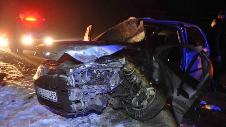 Tavuk Yüklü Kamyon ile Çarpışan Otomobil Hurdaya Döndü