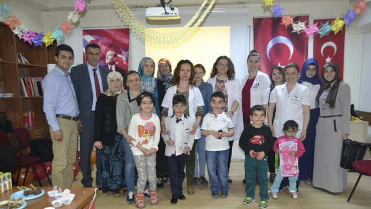 Tedavi gören çocuklara,  sürpriz bayram kutlaması