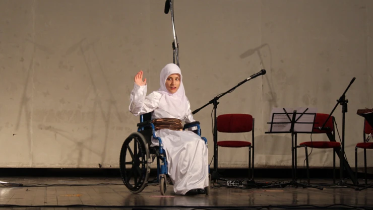 Tekerlekli sandalyesi ile semaya döndü