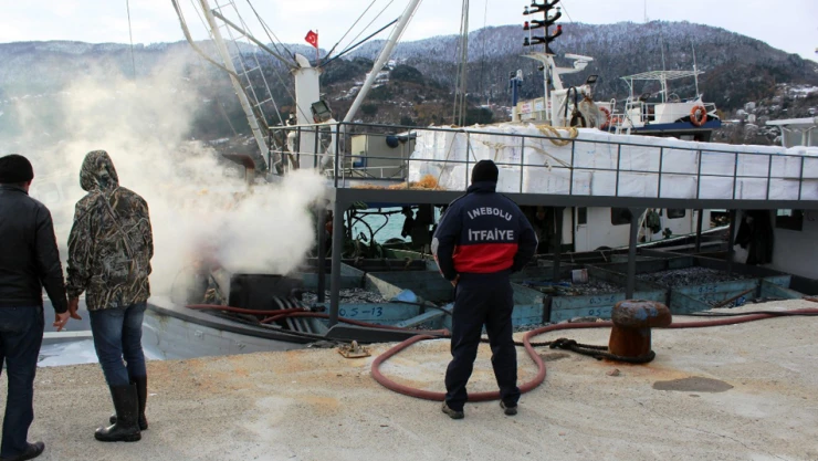 Tekne yangınını itfaiye söndürdü