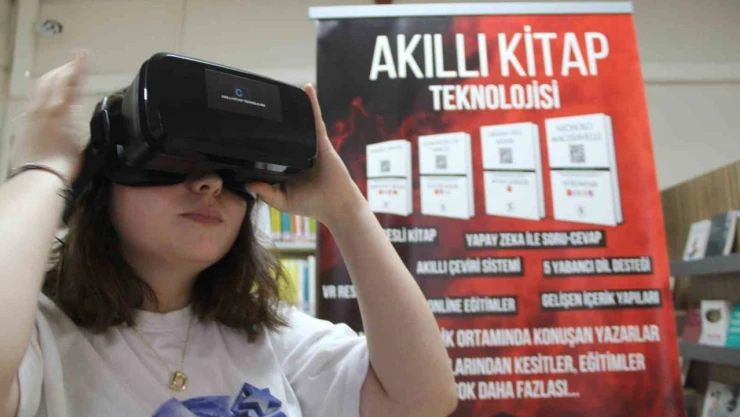 Teknoloji ile Buluşan Kütüphanede Okurlar Tarihe Yolculuk Yapıyor