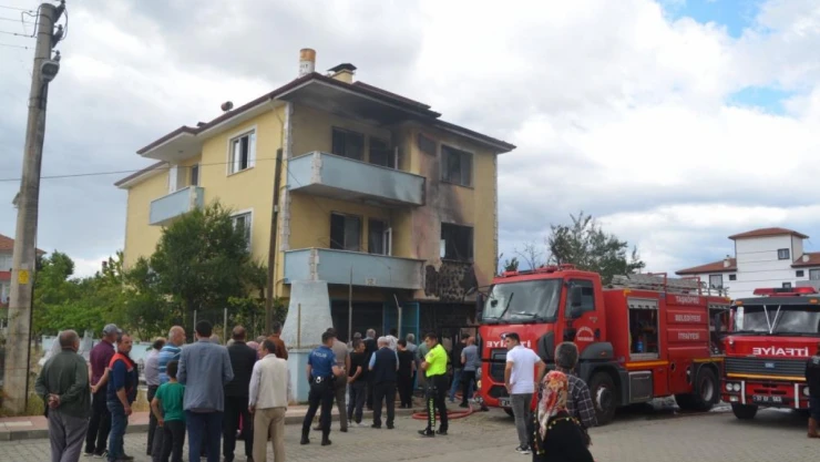 Televizyon, 3 Katlı Evi Küle Çevirdi