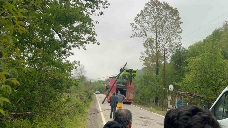 Tellere Takılan Tır İnterneti Çökertti, Trafiği Felç Etti