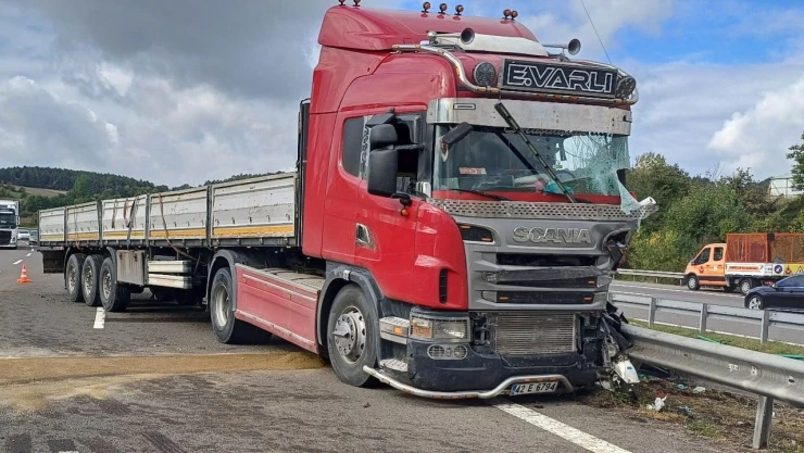 Bariyerlere Çarptı, Demir Profiller Yola Saçıldı: 1 Yaralı