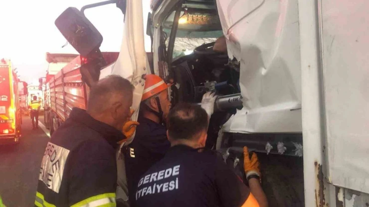 TEM'de Kamyon Tıra Arkadan Çarptı