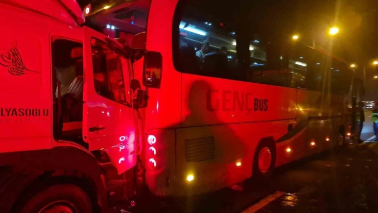 TEM'de Lastiği Patladı, Kamyon Çarptı: 1 Yaralı