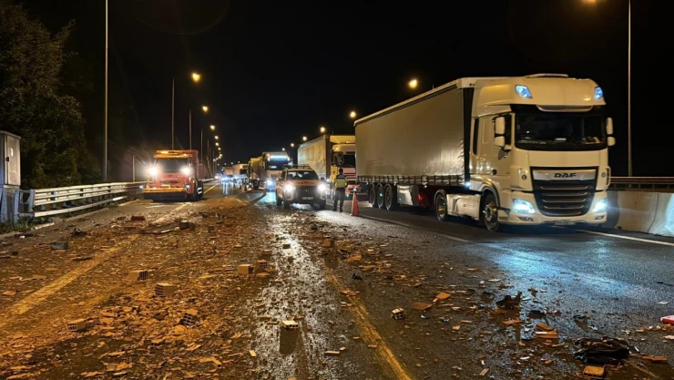 TEM'de Tuğla Yüklü Tıra Çarpan Tır, Hurdaya Döndü