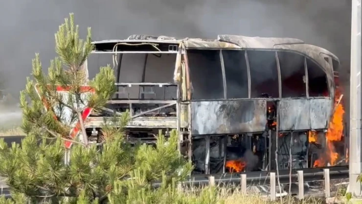 TEM'de Yolcu Otobüsü Alev Alev Yandı