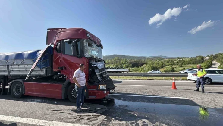 TEM Otoyolu'nda Zincirleme Kaza: 2 Yaralı
