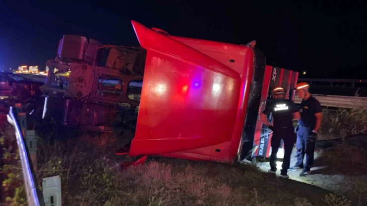 TEM Otoyolu'nda Tır, Orta Refüje Devrildi: 2 Yaralı