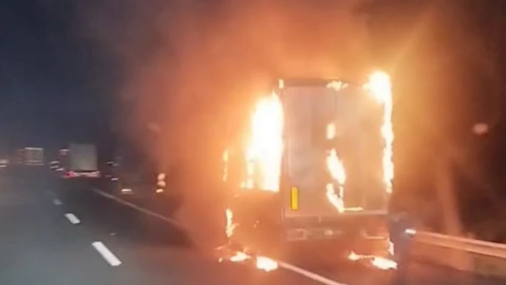 TEM Otoyolu'nda Tırın Dorsesi Yandı