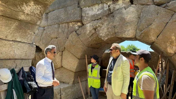 Amfi Tiyatroda Kazı Çalışmaları Devam Ediyor