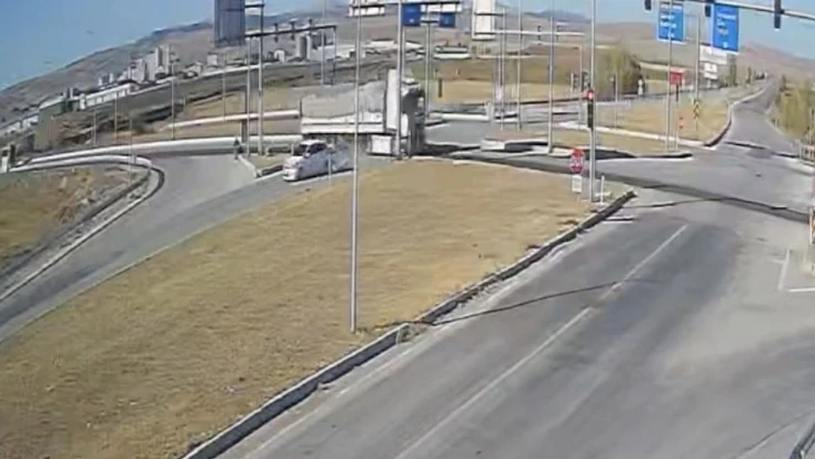 Tır İle Otomobilin Çarpışması Güvenlik Kamerasında