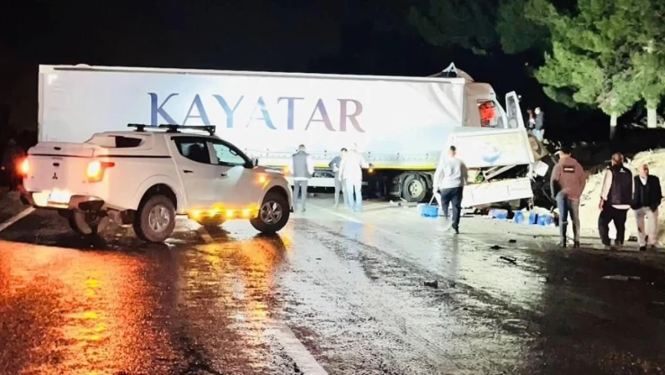 Tır ile Transit Çarpıştı: 1 Ölü, 3 Yaralı
