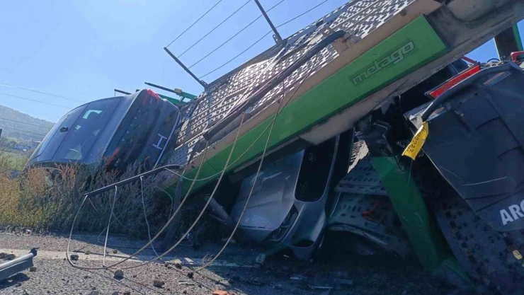 Tır Kontrolden Çıktı, Lüks Araçlar Hurdaya Döndü