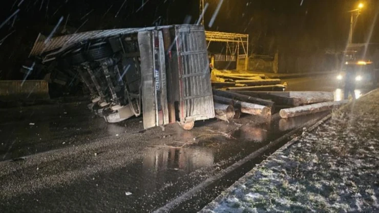 Tomruk Yüklü Tır Devrildi