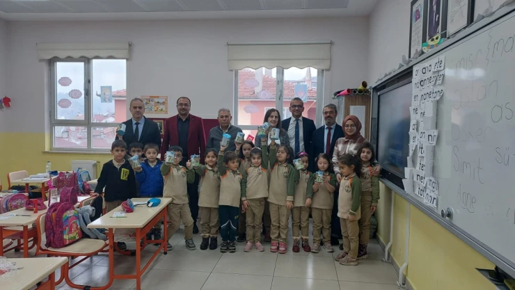 Tosya'da Öğrencilere Kumbara Dağıtıldı