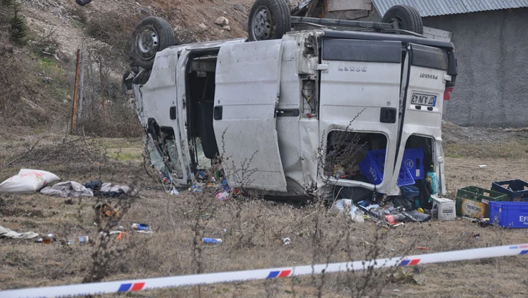 Tosya yolunda kaza  Şarampole yuvarlandılar