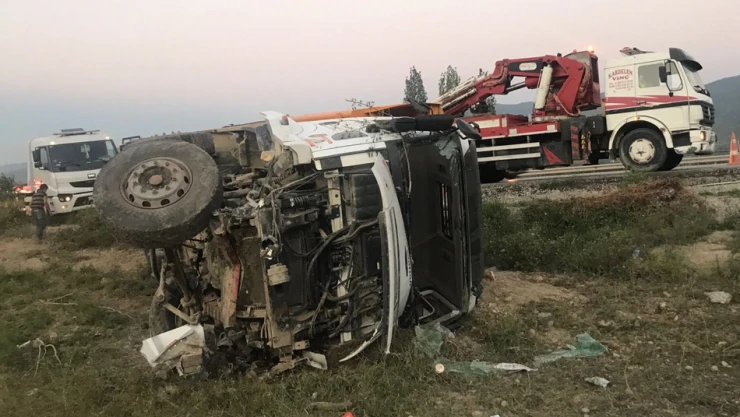 Tosya'da hafriyat kamyonu devrildi