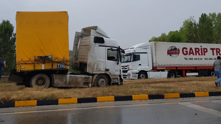 Tosya'da TIR refüje çıktı 1 YARALI