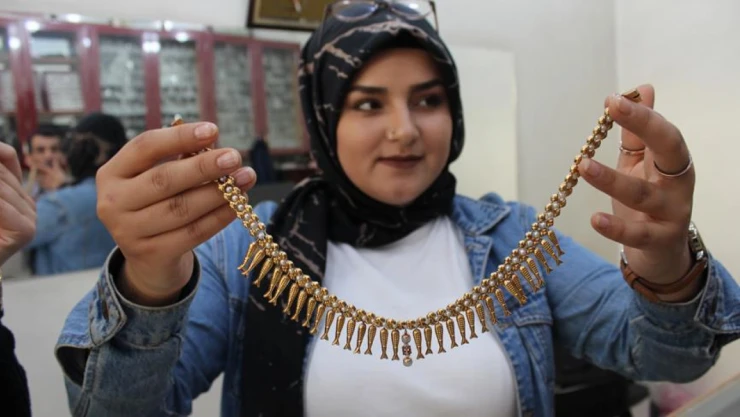 Tosyalı Gelinlere Düğünde Hangi Takı Takılıyor?