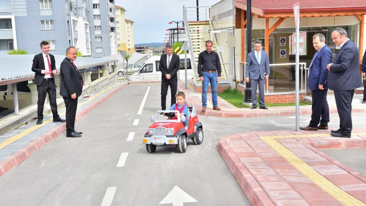 Trafik kurallarını eğlenerek öğreniyorlar