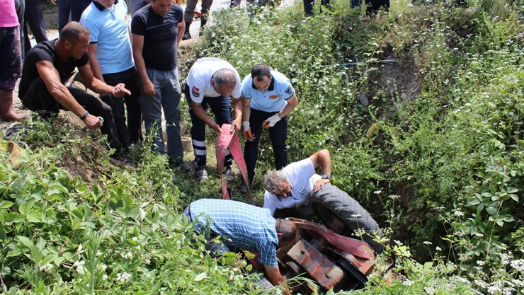 Traktör dereye uçtu: 1 yaralı