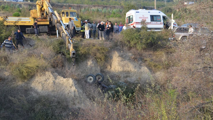 Traktör uçuruma yuvarlandı: 2 ölü, 1 yaralı