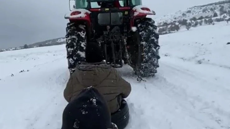 Traktöre Bağladıkları Lastiklerle Kayak Keyfi Yaptılar