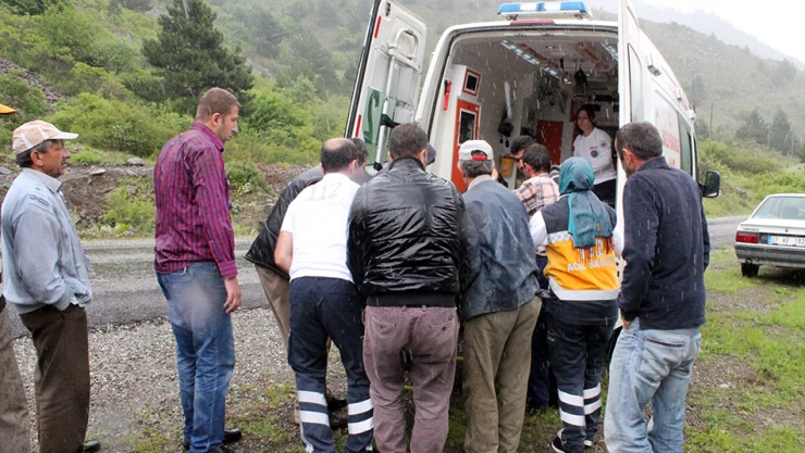 Traktörün altında kalan adam ağır yaralandı
