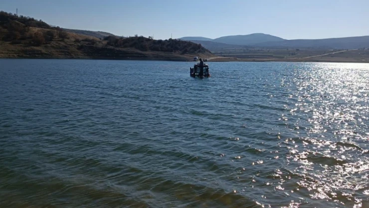 Traktörüyle Girdiği Baraj Gölünde Mahsur Kaldı