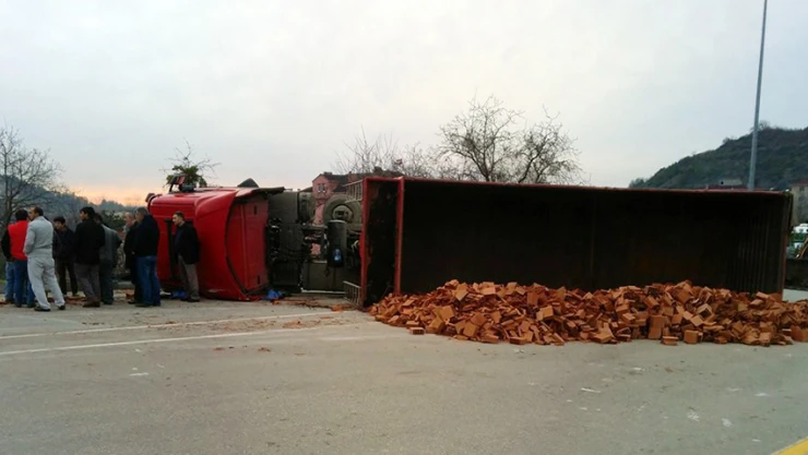 Tuğla yüklü TIR devrildi