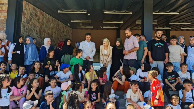 TÜGVA'dan öğrencilere jest