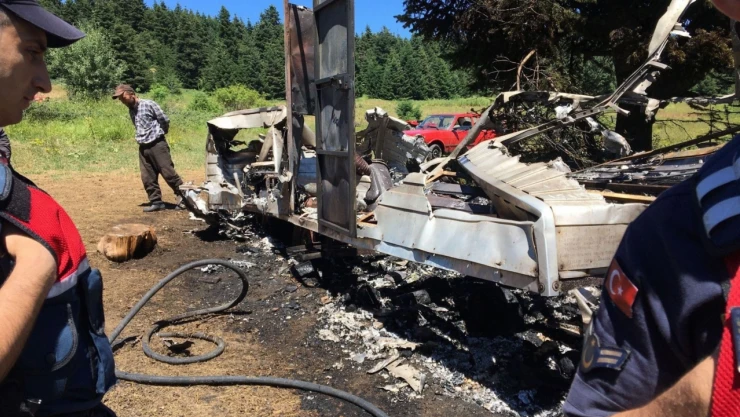 Tüp patladı, çıkan yangında karavan kül oldu