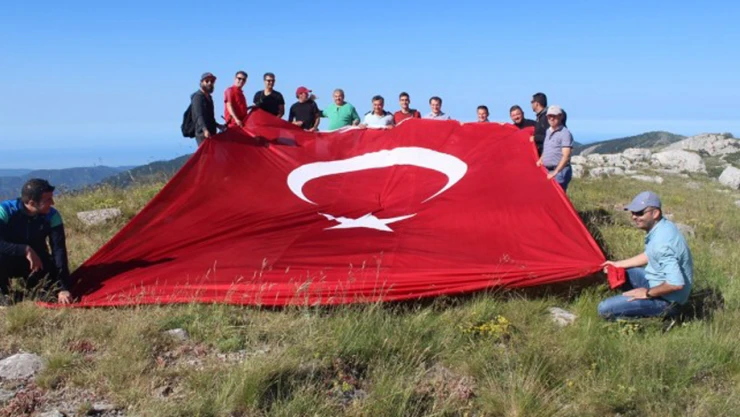 Türk Bayrağı'nı Yaralıgöz'de dalgalandırdılar