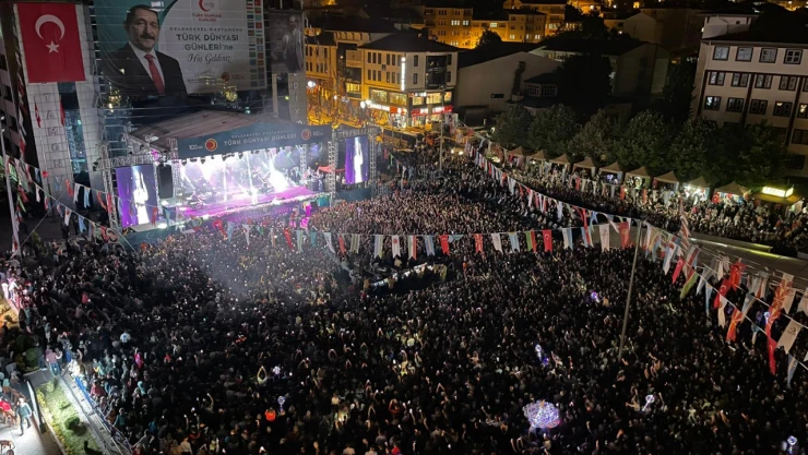 Türk Dünyası coşkusu meydana sığmadı