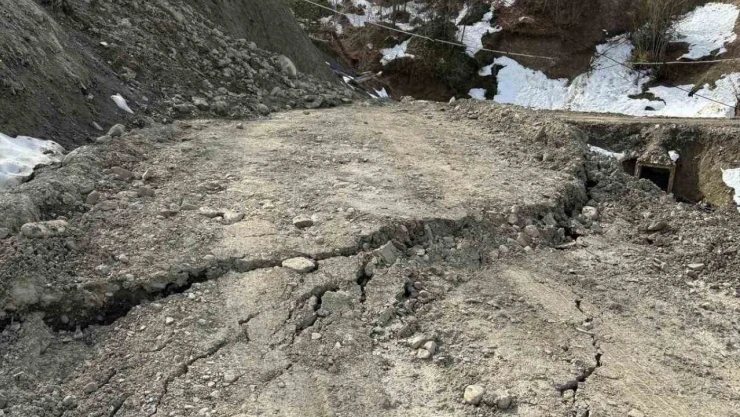 Türkeli'de Heyelan Köy Yolunu Kapattı