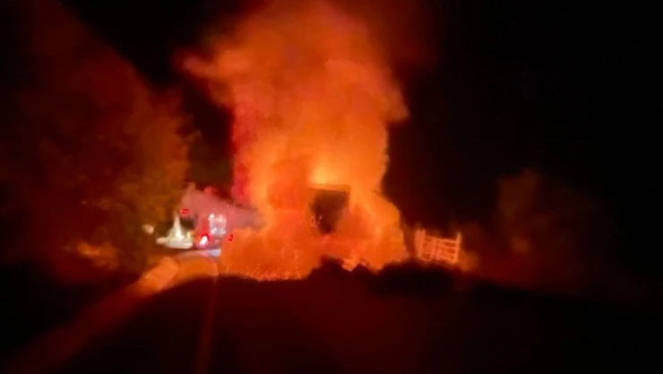 Kamyonet Alevlere Teslim Oldu