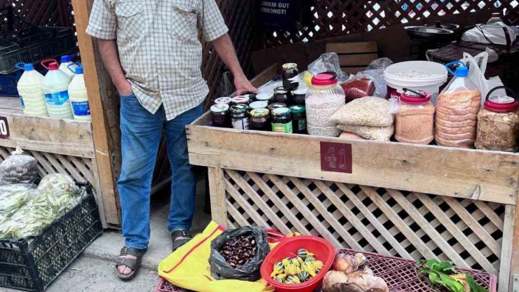 Kestane Ve Fesleğen Mantarı Tezgahlarda