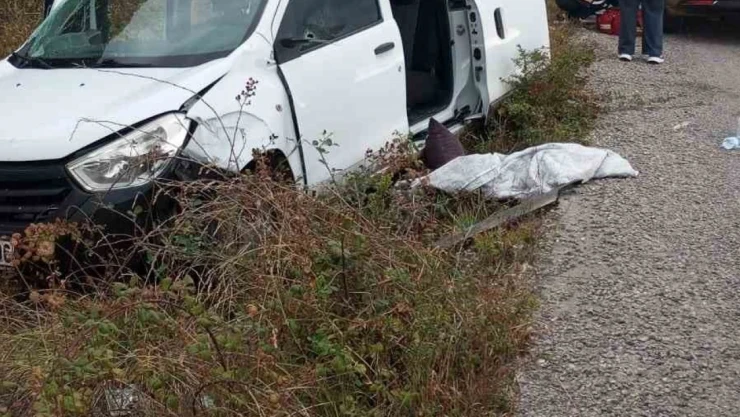 Türkeli'de Otomobil İstinat Duvarına Çarptı