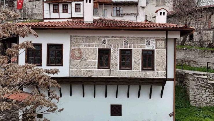 Mektepçiler Evi Dikkat Çekiyor