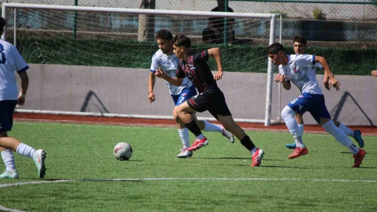 U17 Türkiye Futbol Şampiyonası Karabük'te Başladı