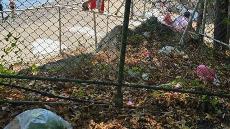 Ücretli hale getirilen Sevgi Barış Dostluk Plajı'na Tel Örgüleri Aşarak Girmeye Çalıştılar