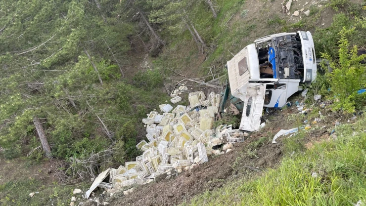 Uçuruma Devrilen Kamyonun Sürücüsü Yaralandı