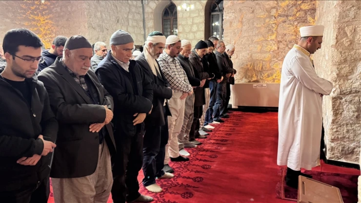 Ülke Genelindeki Camilerde İlk Teravih Namazı Kılındı