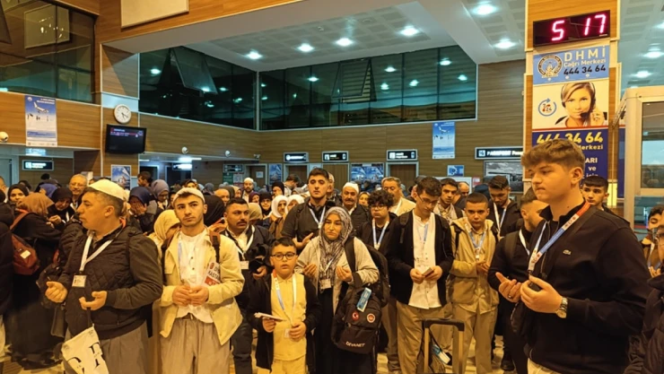 Umre Yolcuları Dualarla Uğurlandı