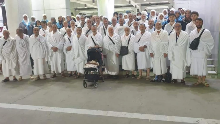 Umrecilerden depremzedelere bağış